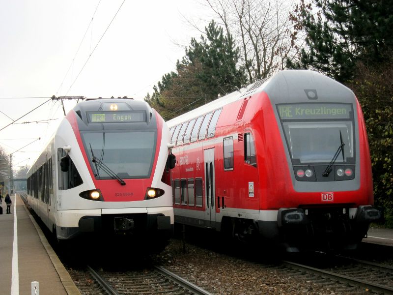 Seehas und Schwarzwaldbahn am Bahnhof Allensbach