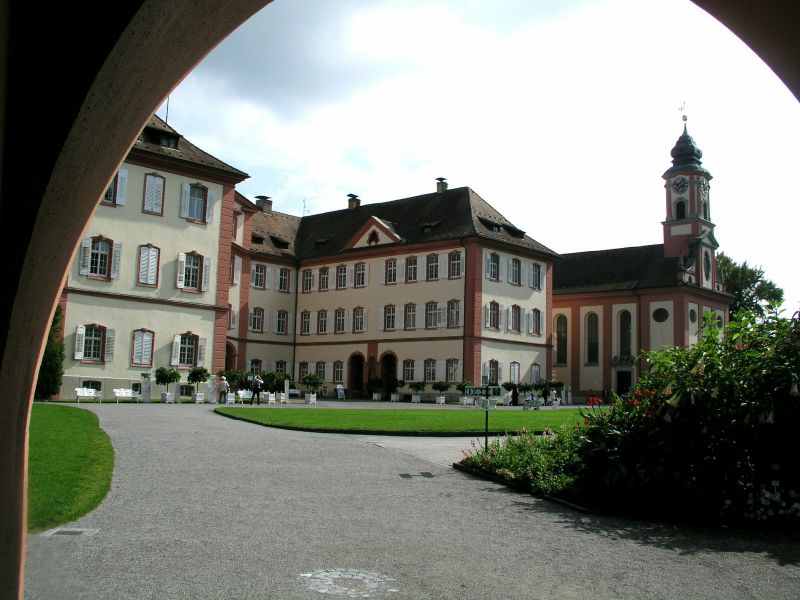 Schloss Mainau vom Torbogengebäude aus gesehen