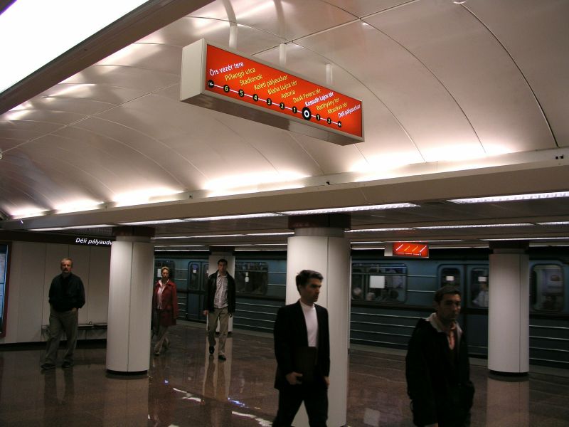 Metro Station mit Zug