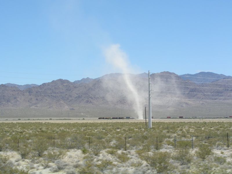 Windhose und reger Zugverkehr in der Mojave