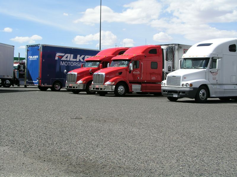 Viele Trucks an der Raststätte