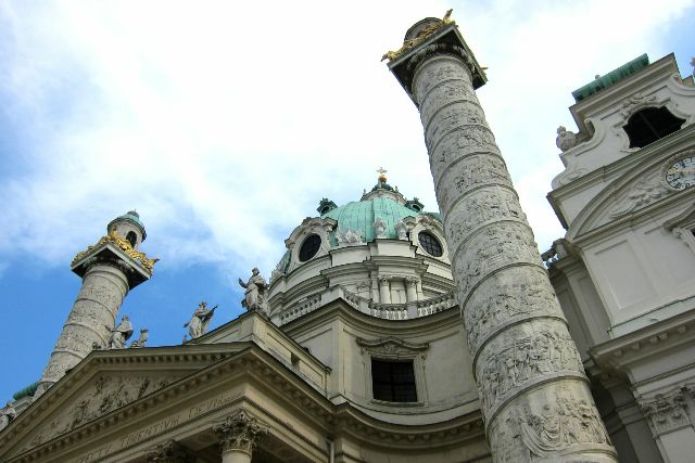 Die Karlskirche in Wien , mit dem Panoramalift