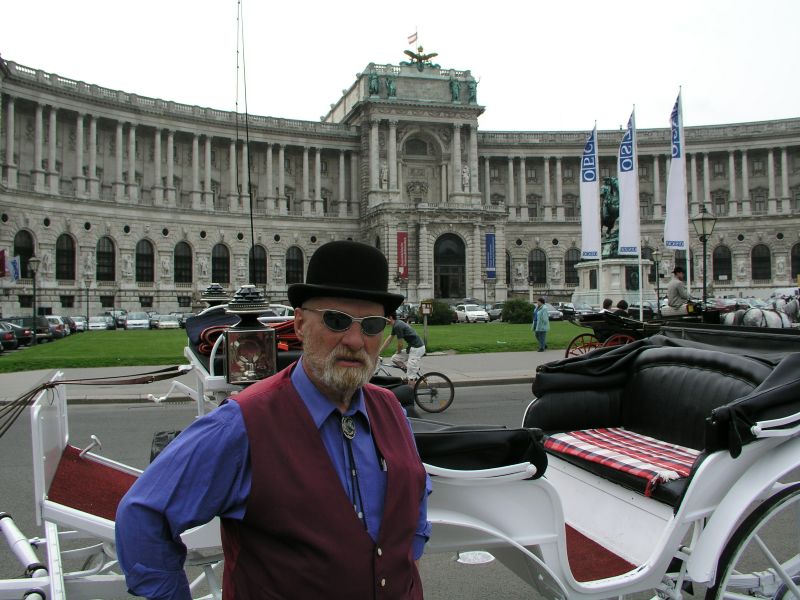 Der Bart Fritz mit seinem Fiaker vor der Hofburg