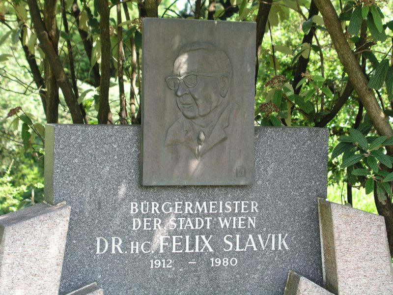 Grab von Bürgermeister Felix Slavik am Wiener Zentralfriedhof