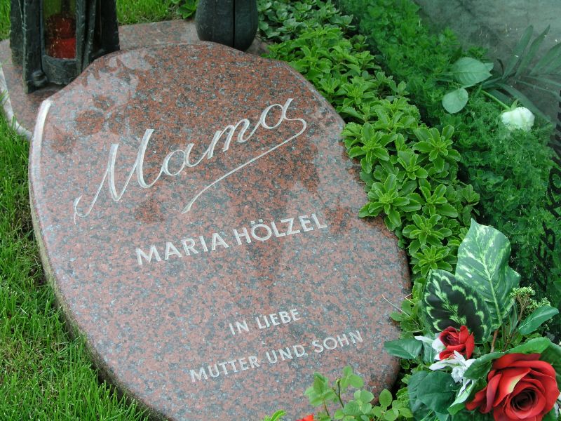 Ehrengrab des Popstars Hans Hölzel und seiner Mutter Maria Hölzel auf dem Wiener Zentralfriedhof Gruppe 40