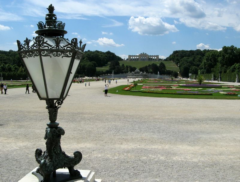 Park von Schönbrunn mit der Gloriette