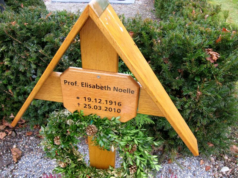 Das frische Grabe von Elisabeth Noelle am Allensbacher Friedhof
