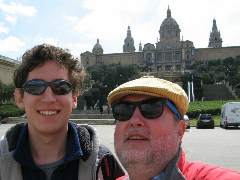 Philipp und Otto Buchegger, die beiden Autoren und Fotografen dieses Berichtes, auf der Plaça Espanya