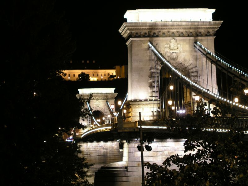 Kettenbrücke in Nachtbeleuchtung