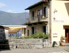 Die Osteria del Sole in Caviano, Anblick von der Kirche