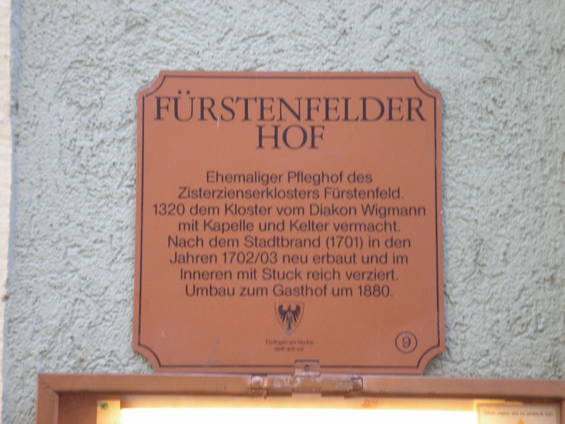 Schild Fürstenfelder Pfleghof, Teil der guten Stadtinformation, die auch ohne Führung die Stadt bestens erklärt