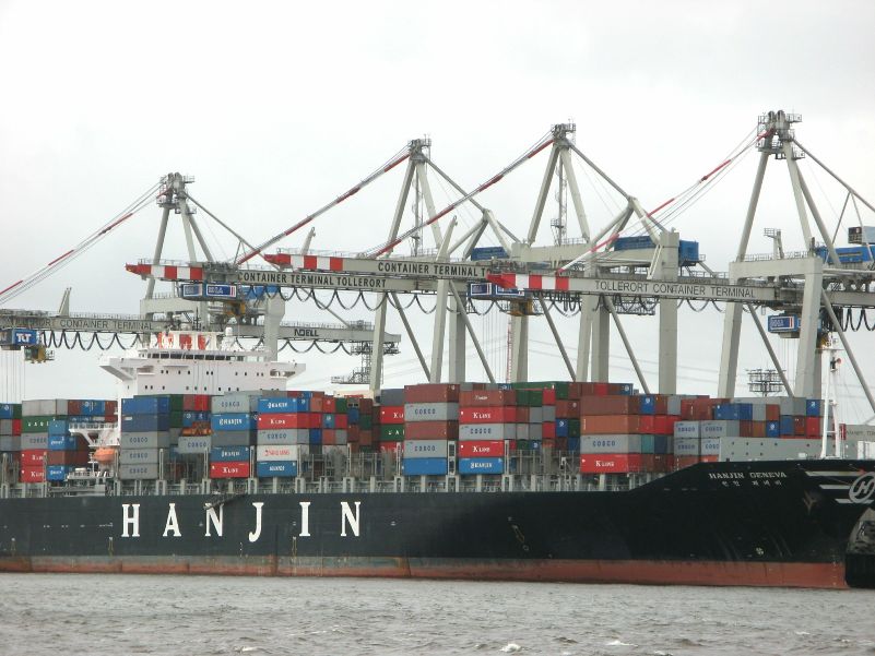 Containerschiff und Terminal