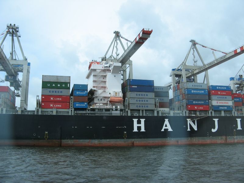 Containerschiff und Terminal