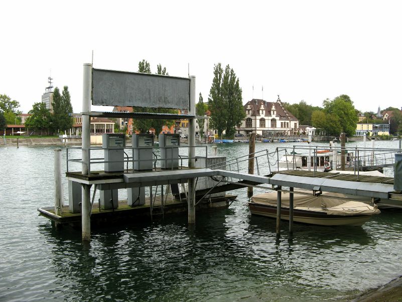 Schiffstankstelle am Rhein in Konstanz