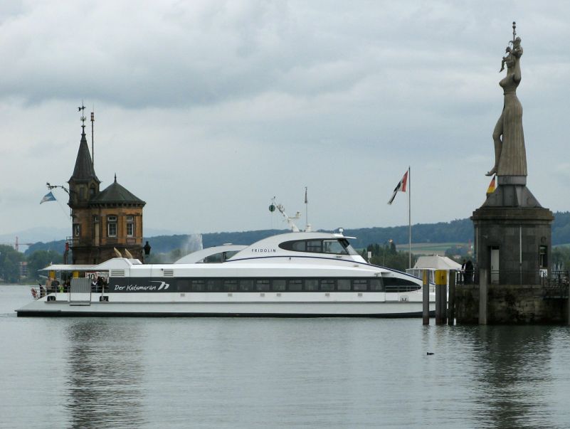 Hafeneinfahrt in Konstanz mit dem Katameran Fridolin