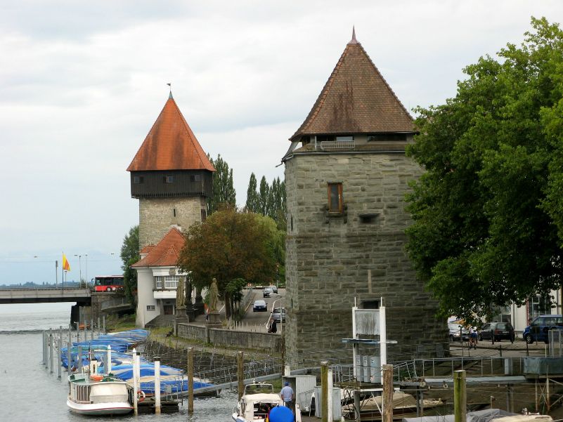 Rheinsteig mit Rheintorturm und Pulverturm in Konstanz
