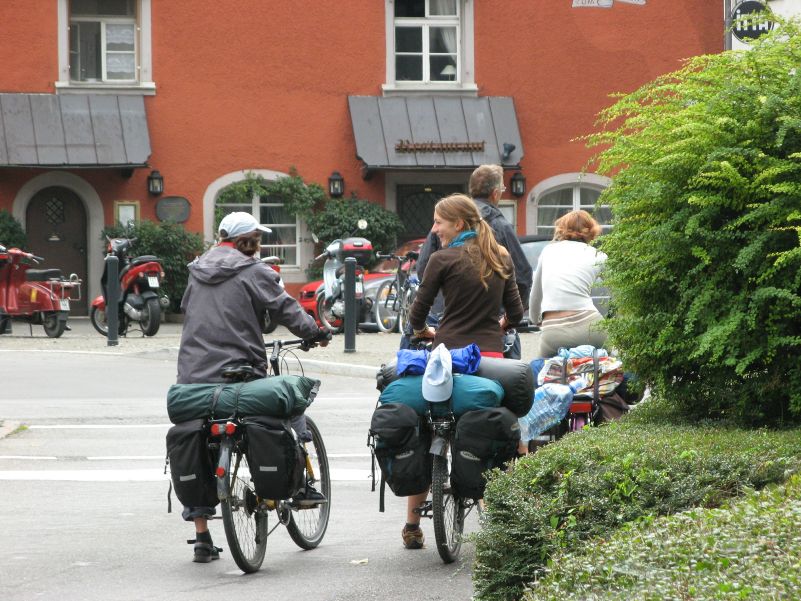 Touristen mit dem Rad unterwegs in Konstanz