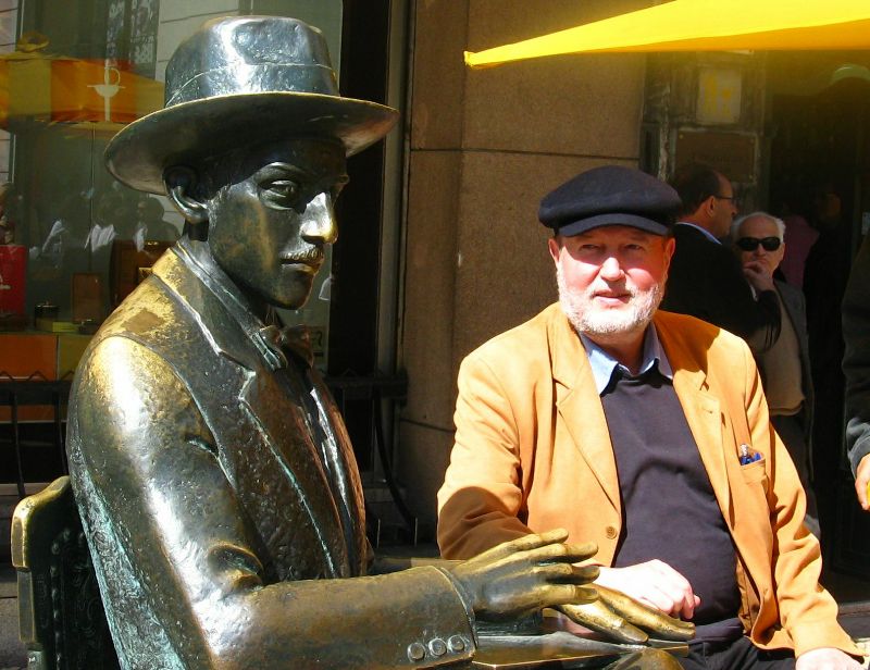 Bairro Alto, der berühmte Dichter Fernando Pessoa mit Otto Buchegger