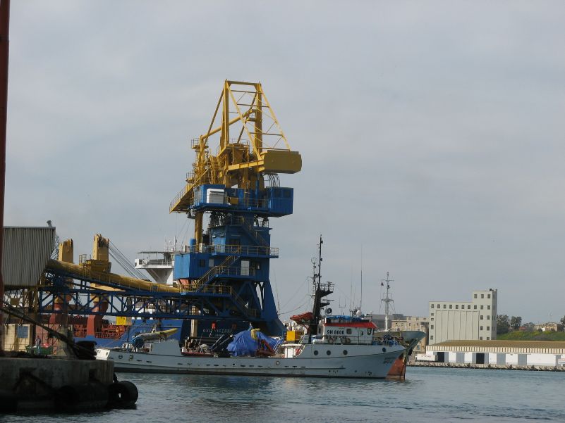 Malta, Einer der größten Dockkräne, erbaut von Chinesen