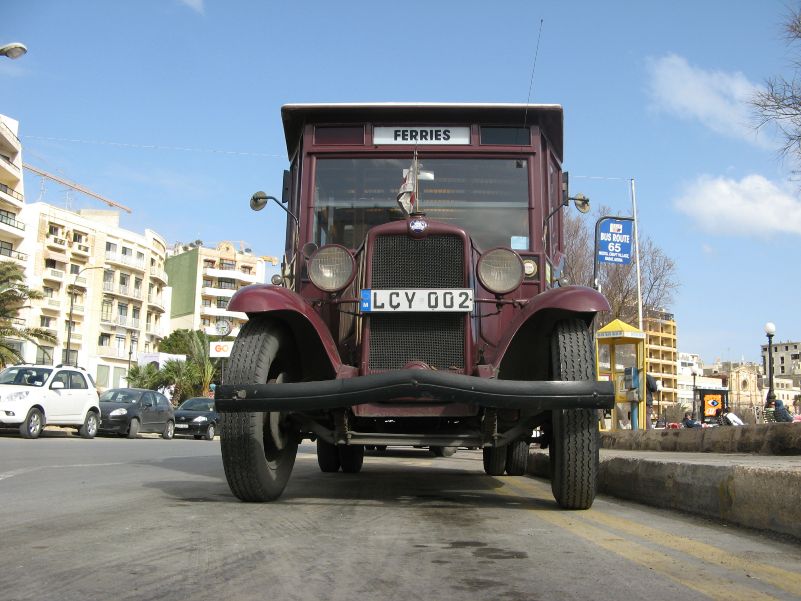 Malta, Oldtimer als Ausflugsfahrzeug in Sliema
