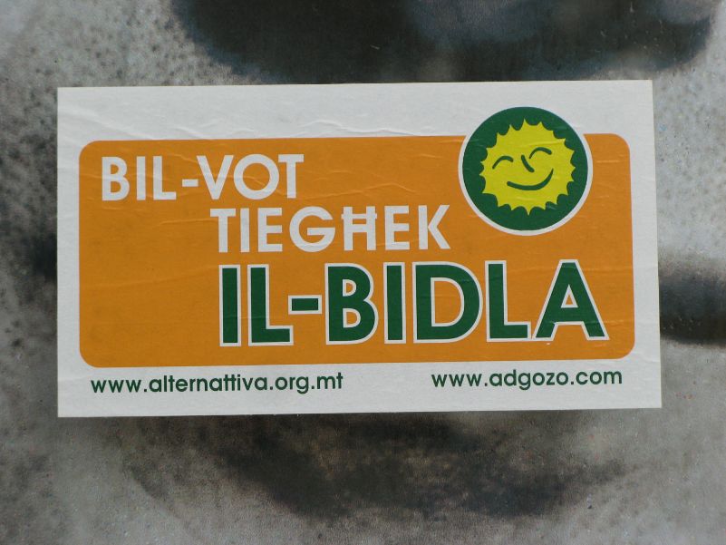 Grünen Wahlplakat, mit dem häufigen maltesischen Buchstaben H quer
