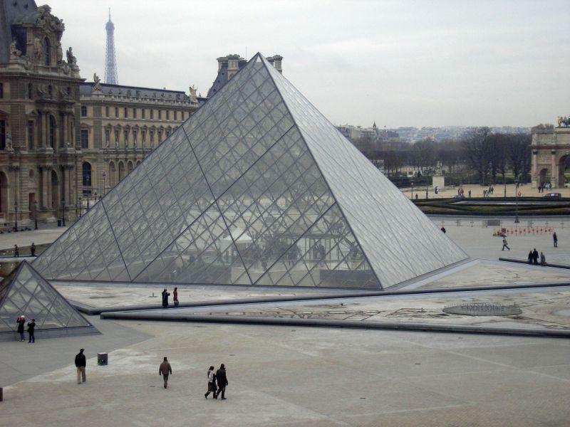 Louvre und Pyramide in Paris