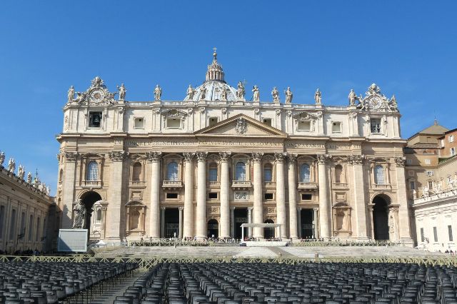 Petersplatz und Petersdom im Vatikan in Rom