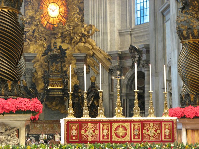 Altar und Heiliger Stuhl im Petersdom