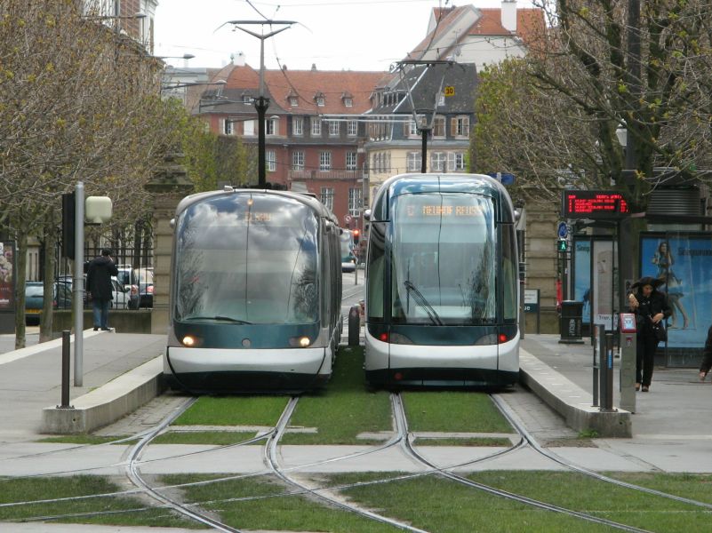 Strassburg, zwei Generationen Tram an der Place de Republique