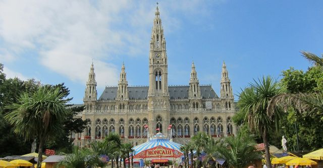 b9160032-wien-rathaus.jpg (48361 Byte)