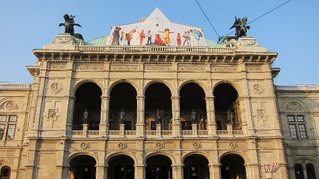 b9210022-wien-staatsoper.jpg (62357 Byte)