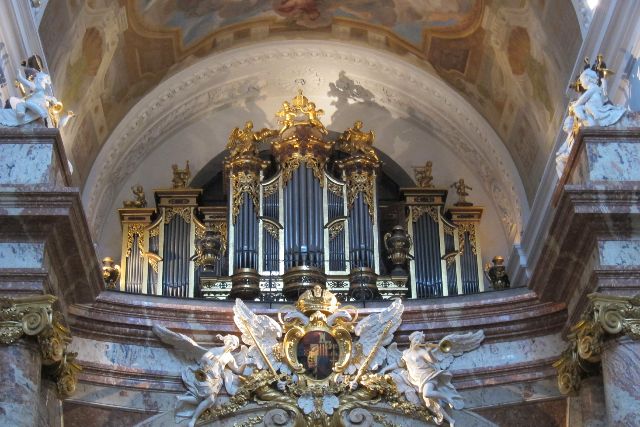 Die Karlskirche in Wien , mit dem Panoramalift