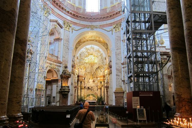 Die Karlskirche in Wien , mit dem Panoramalift