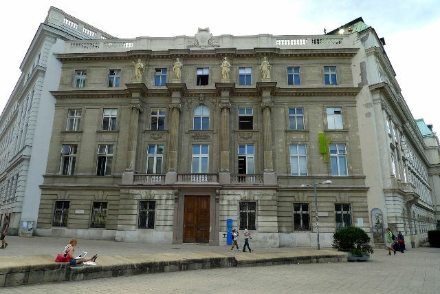 Die Karlskirche in Wien , mit dem Panoramalift