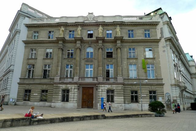 Die Karlskirche in Wien , mit dem Panoramalift