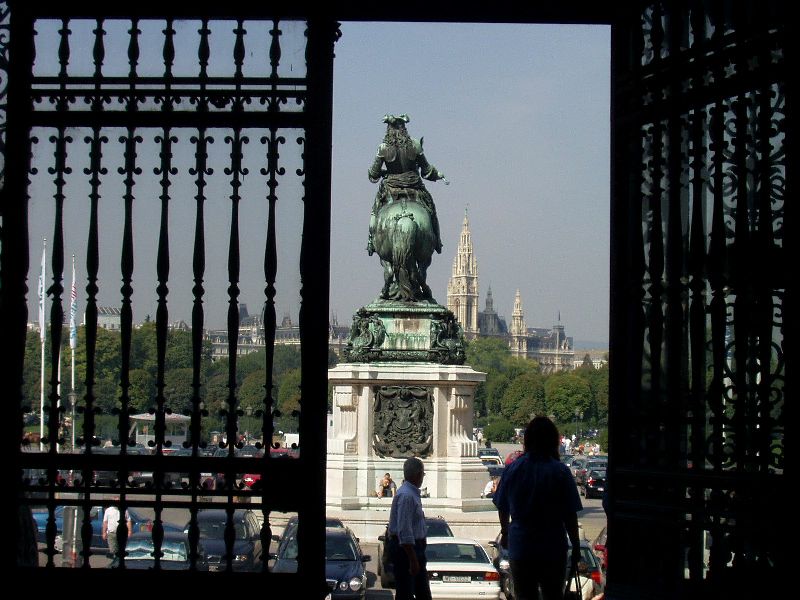 Blick von der Hofburg auf den Heldenplatz