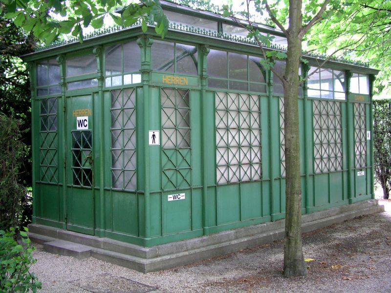 Toilette im Schlosspark Schönbrunn in Wien